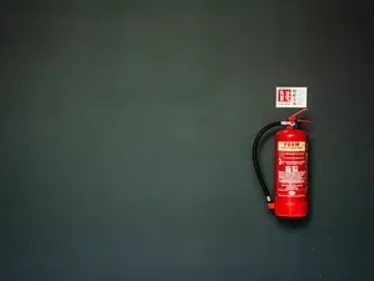 extincteur avec système de fixation au mur